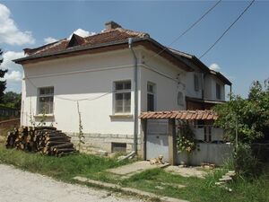 Spacious, semi-furnished country house with nice location