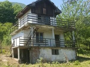 Old villa with vast plot of land and nice views near city