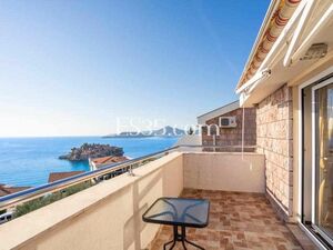 Villa with five apartments and sea views in Sveti Stefan
