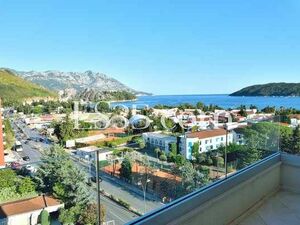 Penthouse with private pool and seaview in center of Budva