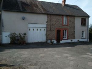 Semi Detached House with Garden and garage in cul de sac