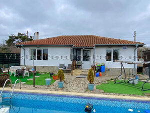 Nice house with a pool 10 km from Kavarna and the sea