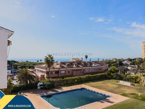 Two-storey apartment with shared pool in Mijas, in the provi