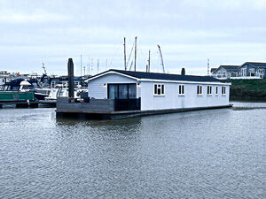 Superb Contemporary Houseboat - Rivers End £249999