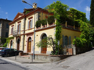 Luxury city house with outbuildings, garden & swimming pool