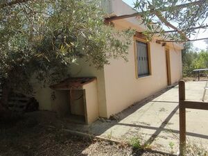 FTJ90 Rural bolt hole close to town.