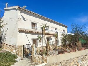 FSRN66 Country cottage with a large garden.