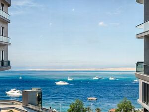 Luxury 70m2 apartment with two rooms and a pool view