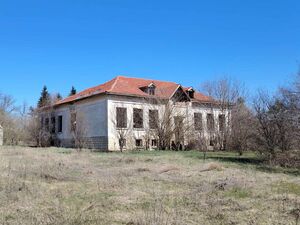School totalbuild up area over 600m2 near Varna, 8400m2 Plot