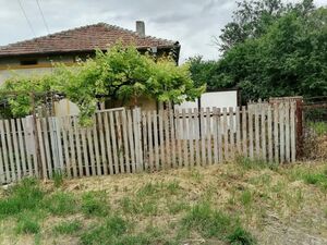 House village of Geshanovo, Dobrich region with 1300 sqm