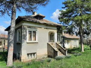 Rural house with annex, barn and spacious yard in a village