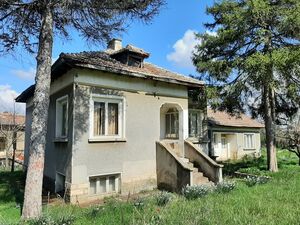 Country house with annex, barn and spacious yard situated in