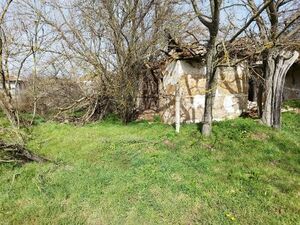 Large plot of land 2725 sq m with an old partially collapsed