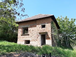 Solid house with big yard & great panoramic views near river