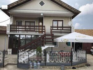 Detached two-storey house, with a large yard with parking fo