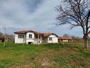 House for renovation with a yard of 1,420 sq m.