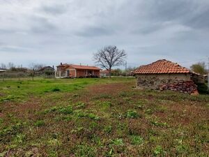  House for renovation with a yard of 1,420 sq m.