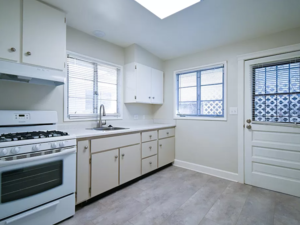 BRAND NEW, FULLY-REMODELED upper 1-bed/1-bath unit