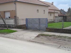 I am selling two houses on one lot-Sremska Mitrovica