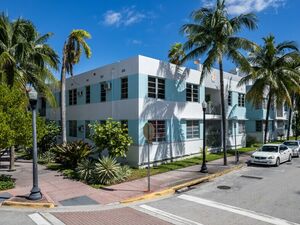 STUNNING STUDIO IN MIAMI BEACH – STEPS FROM THE OCEAN!