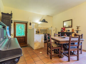 sutri, historical centre, flat+terrace 150 sq.m+annex