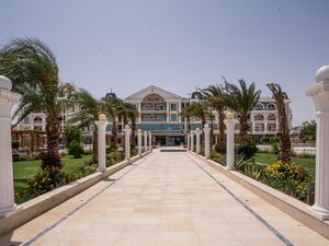 Apartment 68mwith Dual View of Main Street Garden Hub Resort