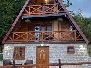 Three-storey house with a two separate entrances in Zabljak