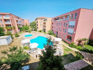 New studio with a nice view of the pool!