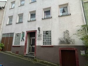 The original Zeller Schwarze Katz cellar + house