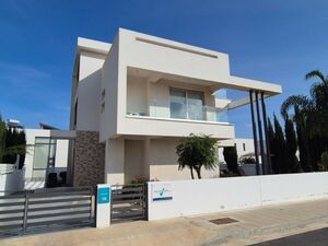 3 bedroom detached villa close to the beach