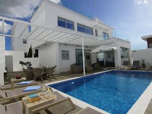 3 bedroom detached villa with sea views