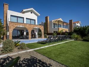 Beachfront 5 bedroom detached villa