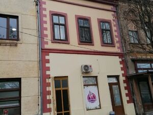 I am selling a three-room salon apartment in Sremska Mitrovi
