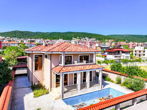 House with Pool and Sea View — Sveti Vlas