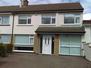 location (Bray), size (4-bed, 2 baths), unique feature (sepa