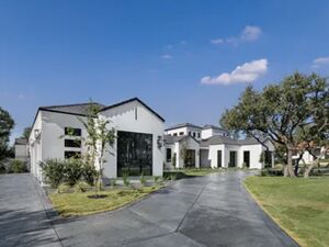 A LUXURIOUS 5 bedroom house with a spacious pool