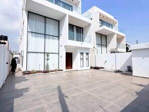 Modern 4-Bedroom townhouse@ Adjringanor