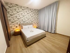 Modern 2BR Apartment with Private Jacuzzi & Lake View – Down