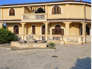 Coastal Villa Just 1 Minute from the Sea – Crotone, Italy