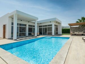 Beachfront 1-Bedroom-Apartment with sea view in Somabay