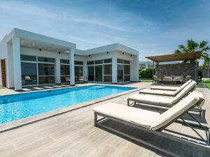 Beachfront 3-Bedroom-appartment  with sea view in Somabay