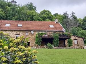 Farmhouse with Large Garden & Woodland