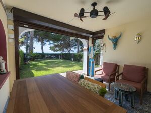 Cozy apartment with garden and pool near the sea