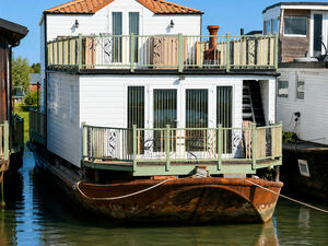 Superbly Converted Floating Home – Ellise  £270,000