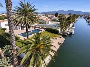 Luxury Villa with Mooring & Pool in Empuriabrava