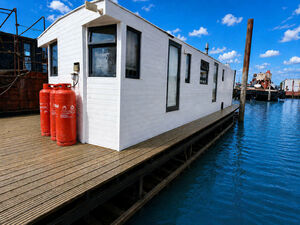 Purpose-Built Floating Home on Residential Mooring £85,000