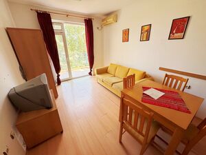 1-Bedroom Apartment with Courtyard View | Sunny Day 4
