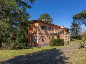 Villa with private grounds, a short drive from central Rome.