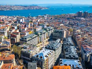 This ready-to-move-in apartment has a sea view and is close 