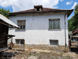 Old rural house with barn, annex and land in a village